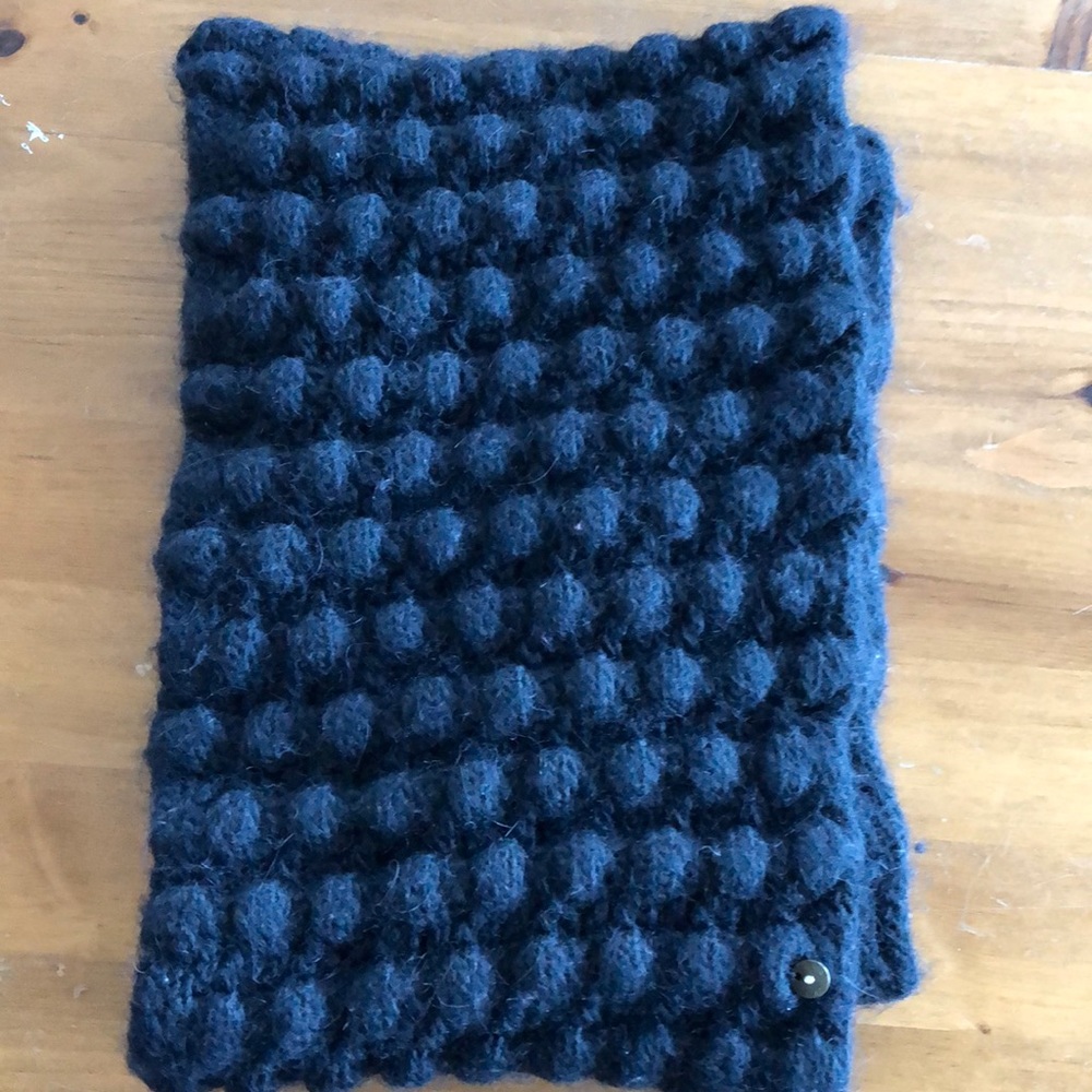 SISLEY Loop Scarf - Picture 2 of 5